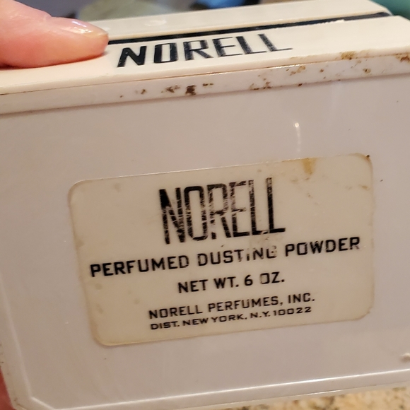 Norman Norell dusting powder - Picture 3 of 7